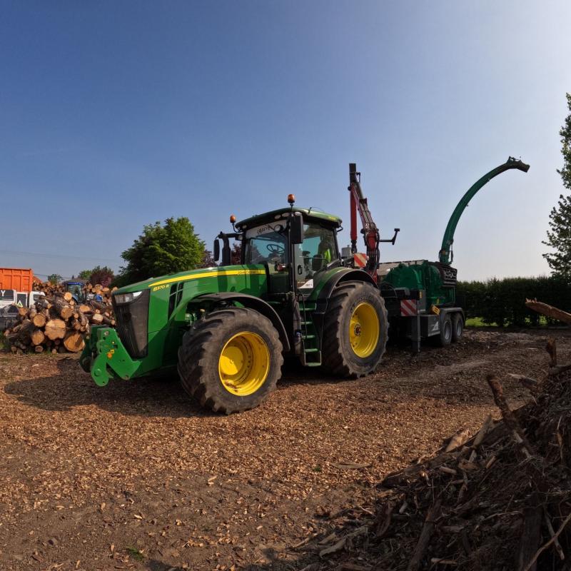 On s'active sur notre dépôt de Houtain pour vous produire un paillage de qualité.